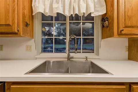 Kitchen - 3333 Everett Dr, Edmond, OK 73013 photo 7 of 8