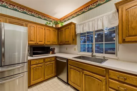 Kitchen - 3333 Everett Dr, Edmond, OK 73013 photo 6 of 8