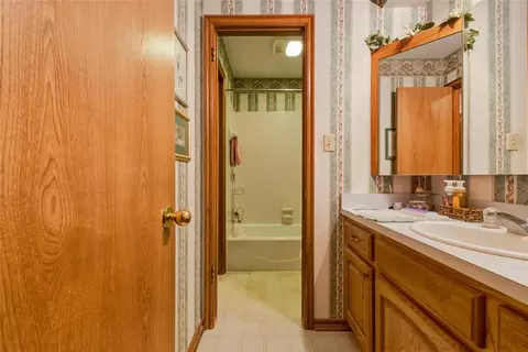Bath - 3333 Everett Dr, Edmond, OK 73013 photo 1 of 2