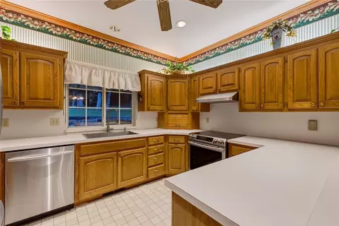 Kitchen - 3333 Everett Dr, Edmond, OK 73013 photo 4 of 8