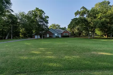 Exterior - 3333 Everett Dr, Edmond, OK 73013 photo 5 of 8