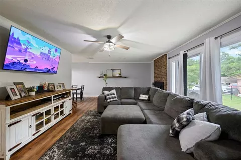 Living - 1402 SE Jackson St, Idabel, OK 74745 photo 4 of 5