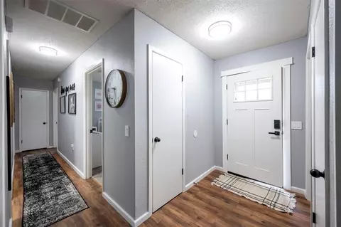 Entry Way - 1402 SE Jackson St, Idabel, OK 74745 photo 1 of 2