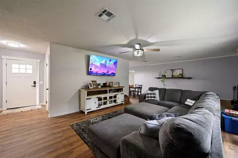 Living - 1402 SE Jackson St, Idabel, OK 74745 photo 5 of 5