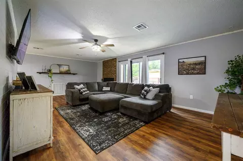 Living - 1402 SE Jackson St, Idabel, OK 74745 photo 2 of 5