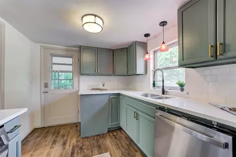Kitchen - 320 S Pine St, Guthrie, OK 73044 photo 2 of 5