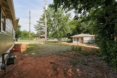 Exterior - 320 S Pine St, Guthrie, OK 73044 photo 5 of 6