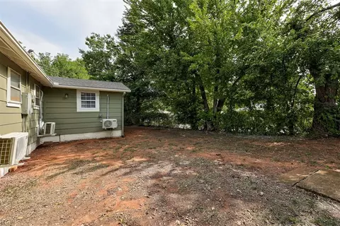 Exterior - 320 S Pine St, Guthrie, OK 73044 photo 3 of 6