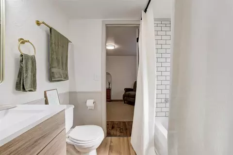 Bath - 320 S Pine St, Guthrie, OK 73044 photo 4 of 4