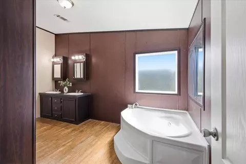 Bath - 9801 Westview Dr, Lexington, OK 73051 photo 1 of 6