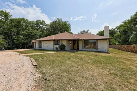 Exterior - 1002 S Pine St, Guthrie, OK 73044 photo 3 of 7