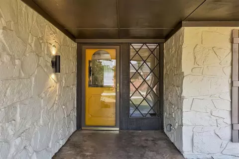 Entry Way - 1002 S Pine St, Guthrie, OK 73044 photo 1 of 1