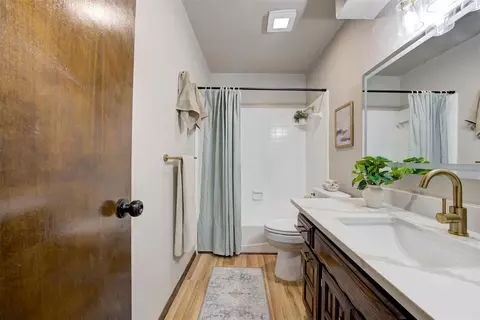 Bath - 1002 S Pine St, Guthrie, OK 73044 photo 4 of 5