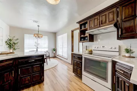 Kitchen - 1002 S Pine St, Guthrie, OK 73044 photo 5 of 6