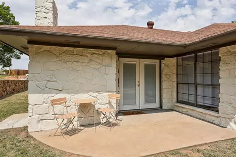 Exterior - 1002 S Pine St, Guthrie, OK 73044 photo 5 of 7