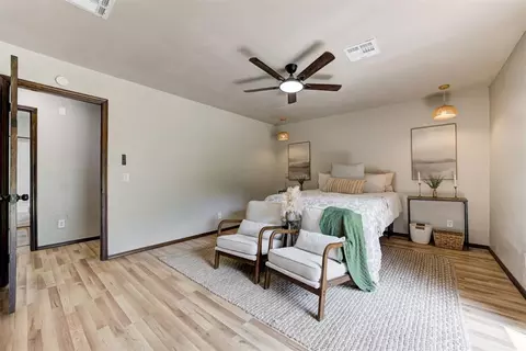 Bedroom - 1002 S Pine St, Guthrie, OK 73044 photo 2 of 4