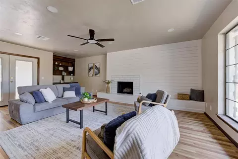 Living - 1002 S Pine St, Guthrie, OK 73044 photo 2 of 3