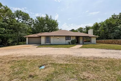 Exterior - 1002 S Pine St, Guthrie, OK 73044 photo 2 of 7