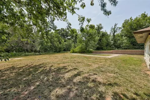 Exterior - 1002 S Pine St, Guthrie, OK 73044 photo 6 of 7