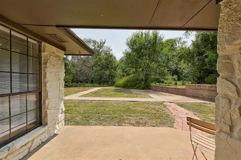 Exterior - 1002 S Pine St, Guthrie, OK 73044 photo 4 of 7