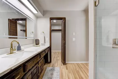Bath - 1002 S Pine St, Guthrie, OK 73044 photo 3 of 5
