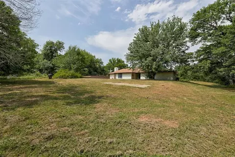 Exterior - 1002 S Pine St, Guthrie, OK 73044 photo 7 of 7