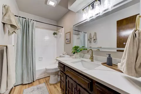 Bath - 1002 S Pine St, Guthrie, OK 73044 photo 5 of 5