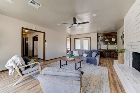 Living - 1002 S Pine St, Guthrie, OK 73044 photo 3 of 3
