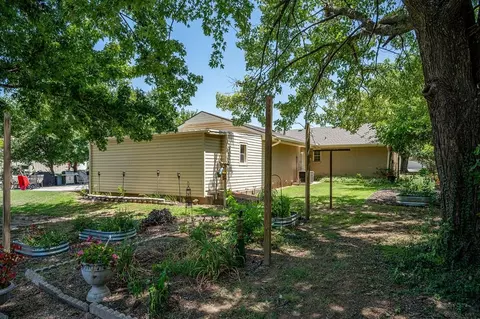 Exterior - 319 S Main St, Mcloud, OK 74851 photo 12 of 13