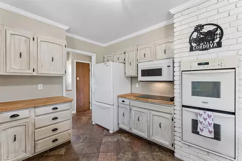 Kitchen - 258400 E 805 Rd, Watonga, OK 73772 photo 5 of 7