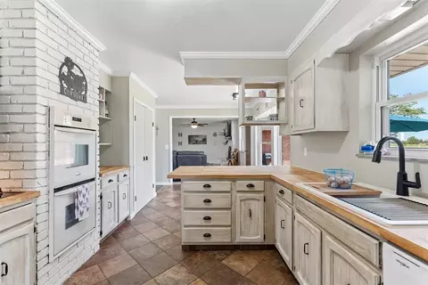 Kitchen - 258400 E 805 Rd, Watonga, OK 73772 photo 2 of 7