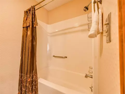 Bath - 2201 Dena Dr, Guthrie, OK 73044 photo 2 of 4
