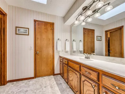 Bath - 2201 Dena Dr, Guthrie, OK 73044 photo 1 of 4