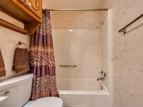 Bath - 2201 Dena Dr, Guthrie, OK 73044 photo 4 of 4