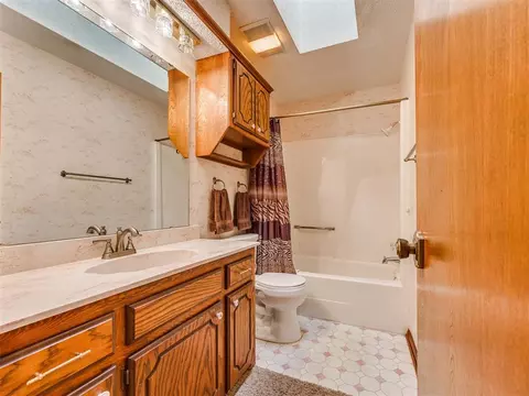Bath - 2201 Dena Dr, Guthrie, OK 73044 photo 3 of 4