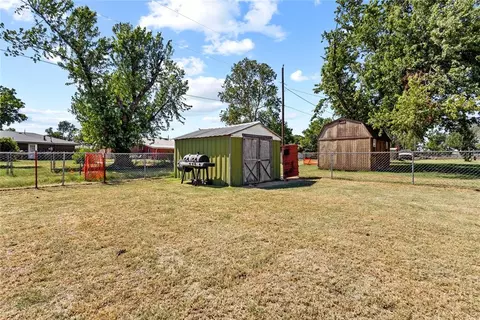 Exterior - 819 N Brewer Ave, Hydro, OK 73048 photo 4 of 5