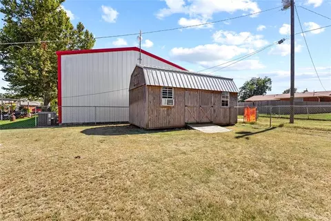 Exterior - 819 N Brewer Ave, Hydro, OK 73048 photo 3 of 5
