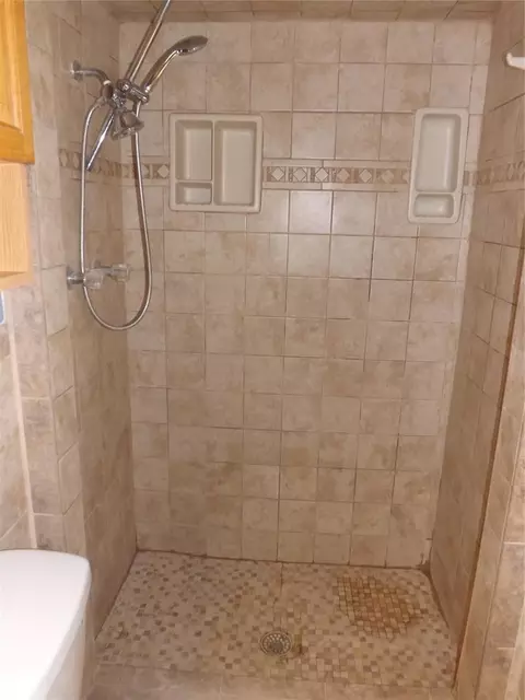Bath - 1908 N Robin St, Altus, OK 73521 photo 4 of 4