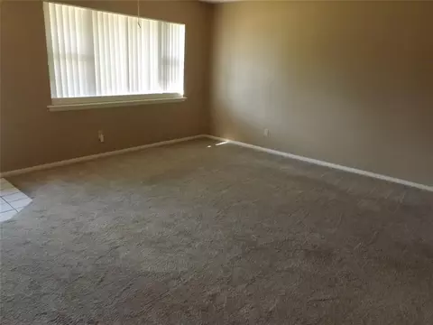 Living - 1908 N Robin St, Altus, OK 73521 photo 3 of 10