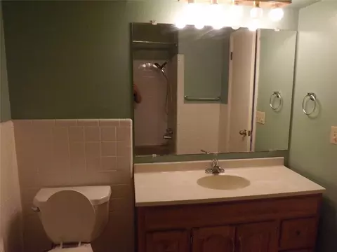 Bath - 1908 N Robin St, Altus, OK 73521 photo 3 of 4