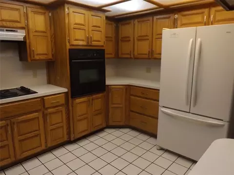 Kitchen - 1908 N Robin St, Altus, OK 73521 photo 2 of 4