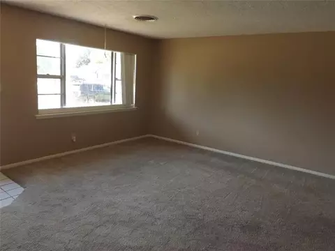 Living - 1908 N Robin St, Altus, OK 73521 photo 2 of 10