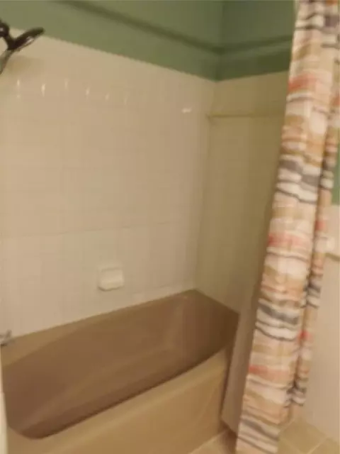 Bath - 1908 N Robin St, Altus, OK 73521 photo 2 of 4