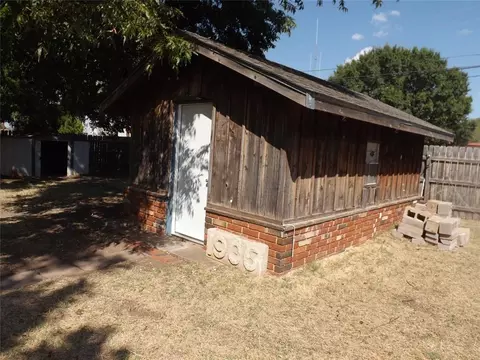 Exterior - 1908 N Robin St, Altus, OK 73521 photo 4 of 7