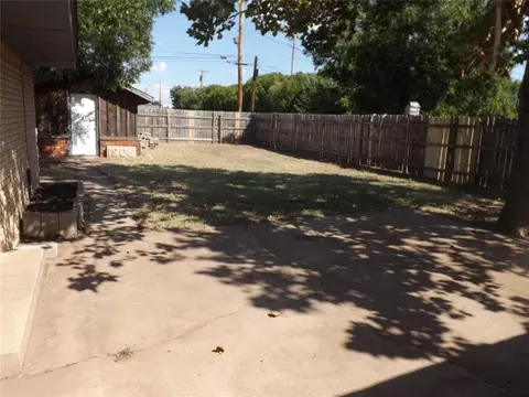 Exterior - 1908 N Robin St, Altus, OK 73521 photo 5 of 7