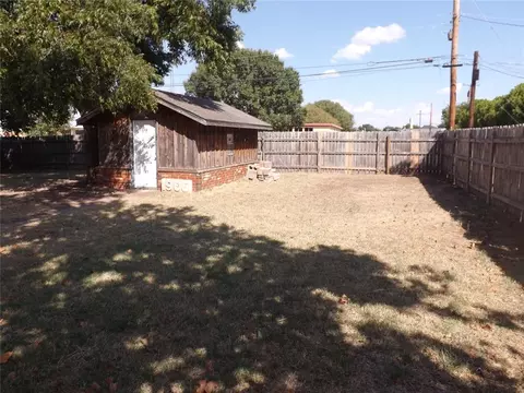 Exterior - 1908 N Robin St, Altus, OK 73521 photo 6 of 7
