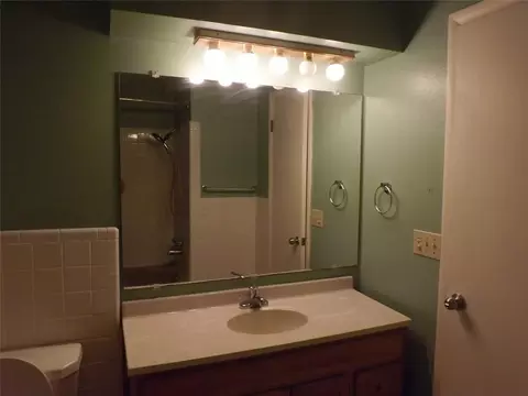 Bath - 1908 N Robin St, Altus, OK 73521 photo 1 of 4