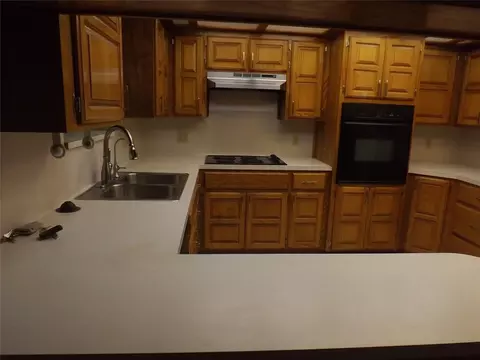 Kitchen - 1908 N Robin St, Altus, OK 73521 photo 3 of 4