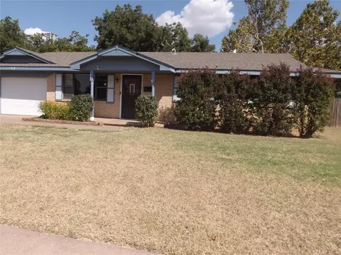 Exterior - 1908 N Robin St, Altus, OK 73521 photo 3 of 7