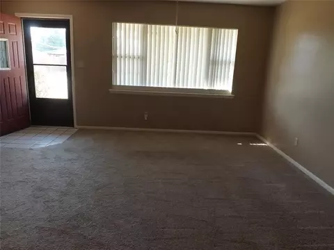 Living - 1908 N Robin St, Altus, OK 73521 photo 4 of 10